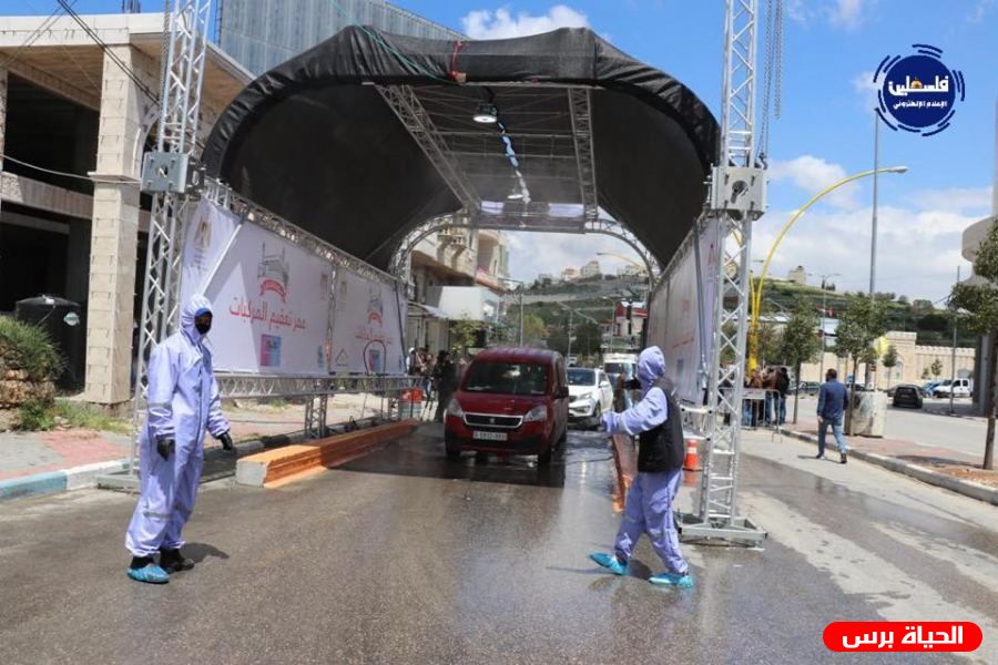 تركيب ممر للتعقيم الآلي بمدخل الحجر الصحي في قلقيلية