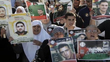 يوم الاسير : وقفة تضامنية مع الأسرى وسط رام الله