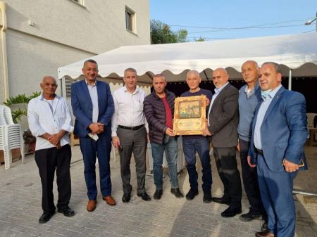 محافظ جنين يهنئ الأسير المحرر أبو مخ الذي قضى 35 عاما في سجون الاحتلال