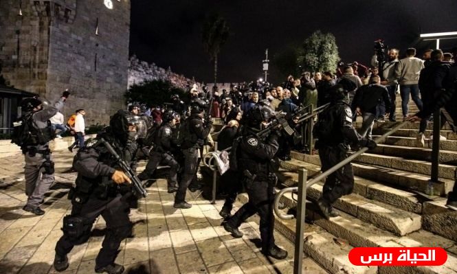 القدس الان : الاحتلال يقمع المتواجدين في محيط باب العامود