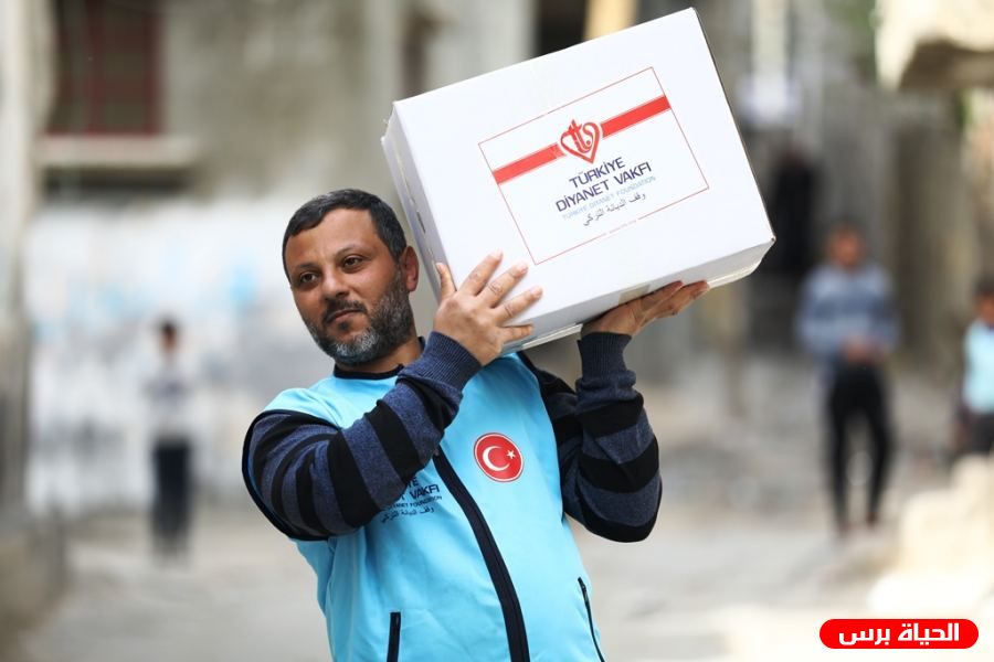 الأوقاف توزع (2000) طرداً غذائياً على الأسر المتعففة في غزة