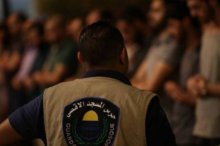 مقدسيون يمنعون 3 مستوطنين حاولوا دخول المسجد الأقصى