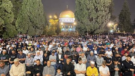 الآلاف يؤدون صلاة التراويح في رحاب الاقصى