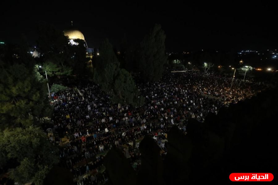 220 ألف مصل يؤدون صلاتي العشاء والتراويح في الجمعة الأخيرة من رمضان