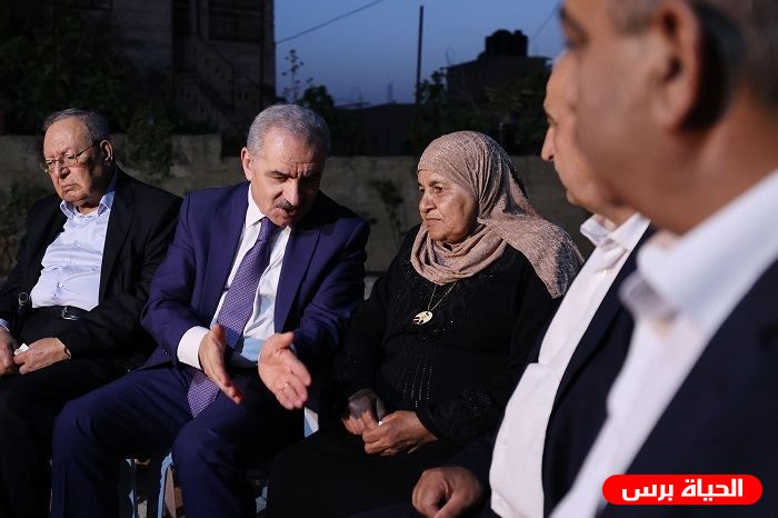 رئيس الوزراء يشارك مائدة الإفطار مع عائلة الشهيد محمد اسحق حميد في بلدة بيت عنان