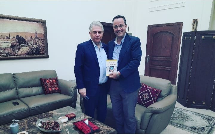 د.وسيم وني يهدي السفير الفلسطيني في لبنان أشرف دبور نسخة عن كتابه