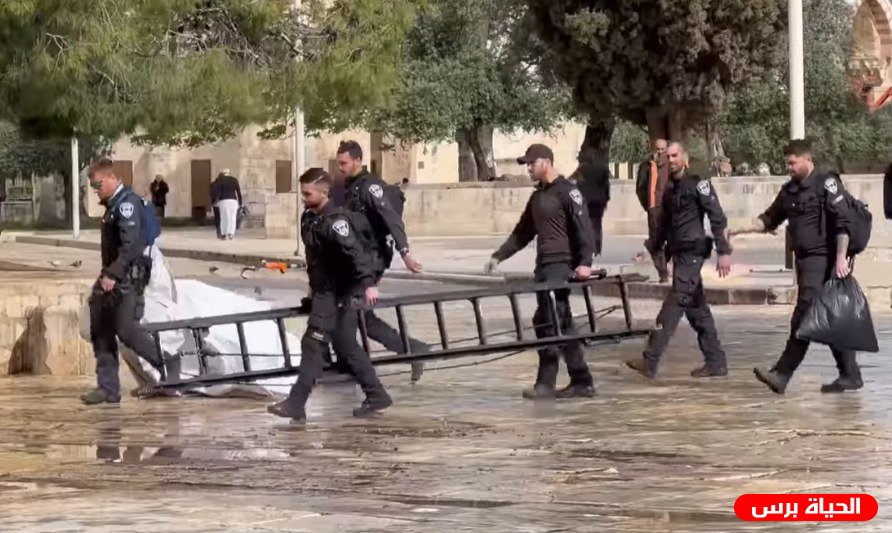 شرطة الاحتلال تزيل العلم الفلسطيني عن مصلى قبة الصخرة