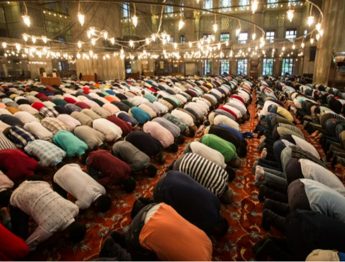 هل يجوز جمع صلاتي المغرب والعشاء في رمضان بسبب المطر ؟