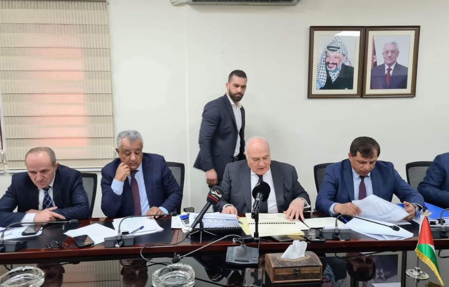 بشارة: لن يتم صرف رواتب قبل العيد والاقتطاعات الإسرائيلية تزيد من الأزمة