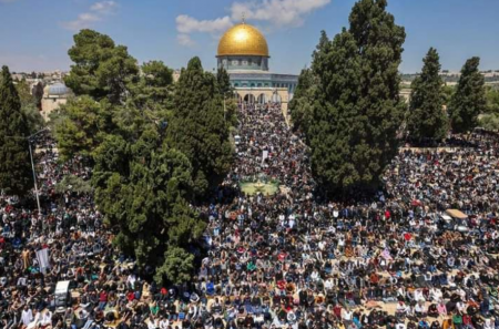 250 ألفا يؤدون صلاة الجمعة الرابعة من شهر رمضان في المسجد الأقصى
