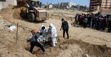 مواصلة عمليات البحث وانتشال جثامين الشهداء من مقبرة مستشفى ناصر الجماعية