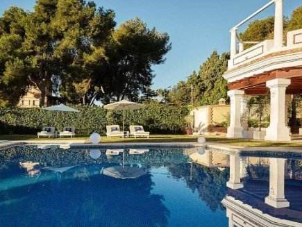 Inpatient Rehab vs Luxury Rehab: ما الفرق بين العلاج التقليدي والمراكز الفاخرة؟