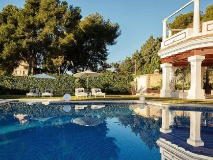 Inpatient Rehab vs Luxury Rehab: ما الفرق بين العلاج التقليدي والمراكز الفاخرة؟