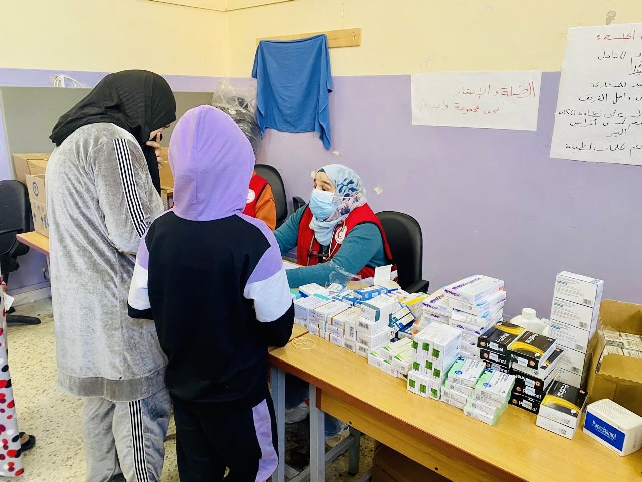 جمعية الهلال الأحمر الفلسطيني – إقليم لبنان تنظّم يوماً طبياً متكاملاً للنازحين في مدرسة رفيديا - صيدا 