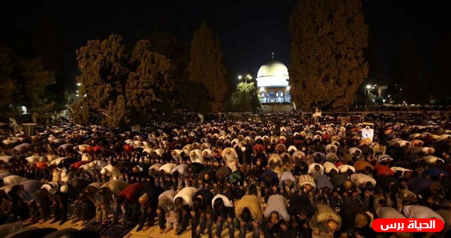 آلاف المواطنين يؤدون العشاء والتراويح في رحاب المسجد الأقصى