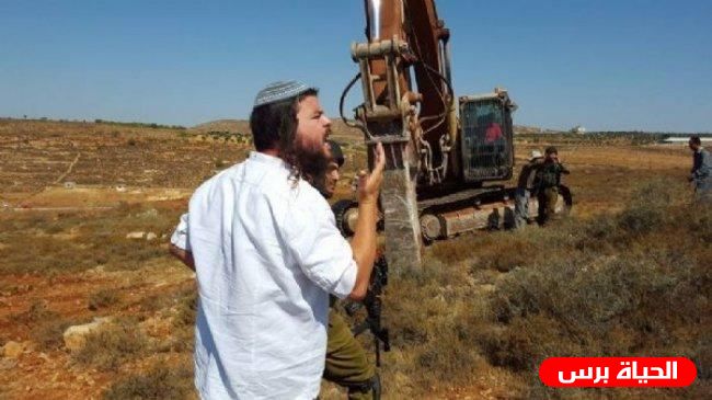 مستوطنون يجرفون أراضي جنوب نابلس لشق طريق استيطانية
