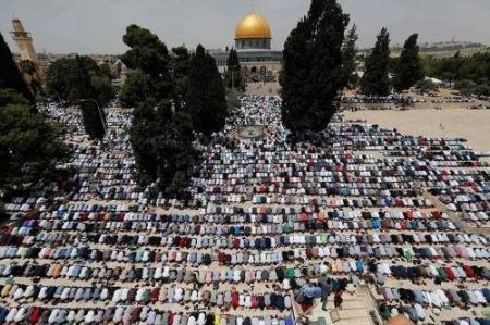Des dizaines de milliers de Palestiniens effectuent la première prière du vendredi à Al-Aqsa