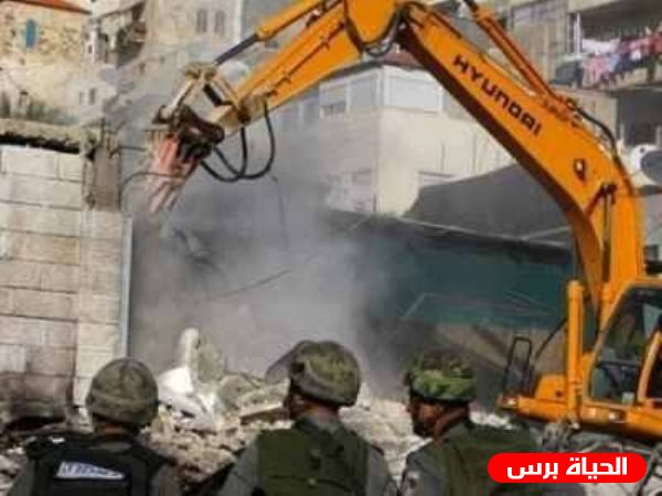 قوات الاحتلال تهدم منزلاً في قرية الديرات شرق يطا