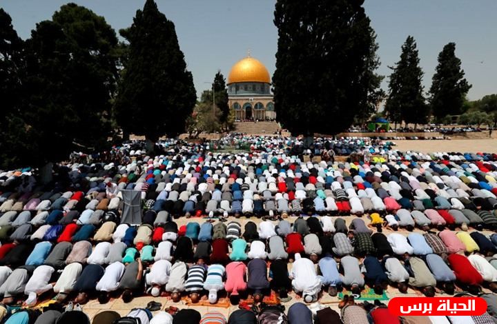 100 ألف مصل يؤدون الجمعة الثالثة في 