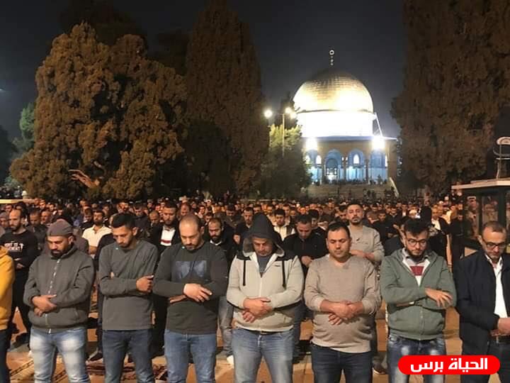 الآلاف يؤدون صلاة التراويح في المسجد الأقصى