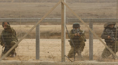 بالفيديو .. اصابة جندي اسرائيلي على حدود غزة