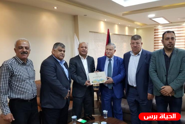 ابو هولي يبحث مع محافظ الخليل ورؤساء اللجان الشعبية في مخيماتها التحضيرات لإحياء الذكرى (71) للنكبة