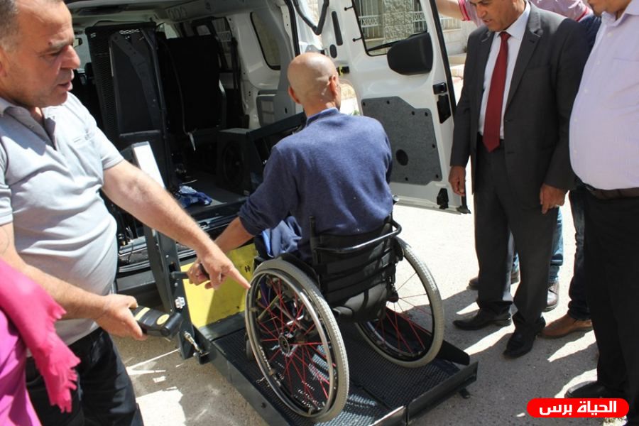 محافظة جنين تتسلم رافعة كهربائية لذوي الإعاقة تبرع بها فلسطيني من أراضي 48