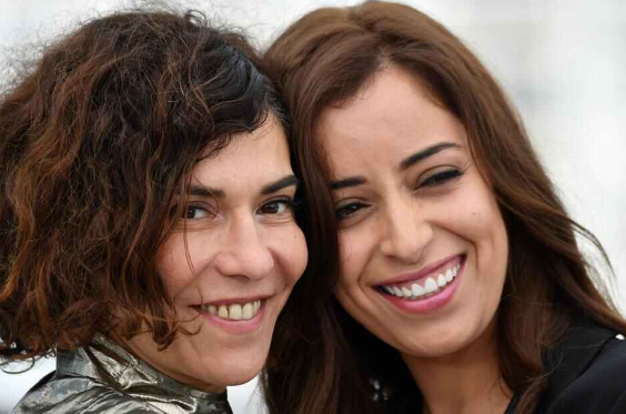 صورة .. قبلة نسرين الراضي ولبنى الزبال تثير الجدل