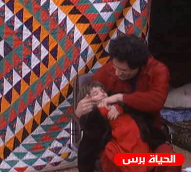 شاهد مقطع نادر لمعمر القذافي مع أسرته في منطقة نائية