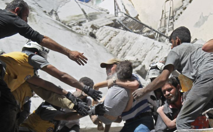 مقتل 17 شخص بغارات على إدلب
