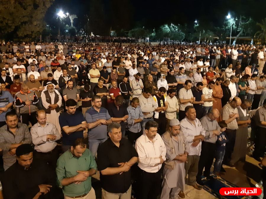 أكثر من 100 ألف يؤدون صلاة التراويح في باحات الأقصى