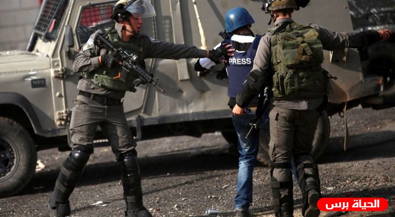 الاحتلال يحتجز سبعة صحفيين وناشطا حقوقيا في الأغوار