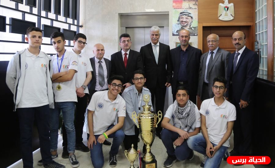 عورتاني يكرم طلبة المدرسة الإسلامية لفوزهم بأولمبياد اللغة الإنجليزية العالمي