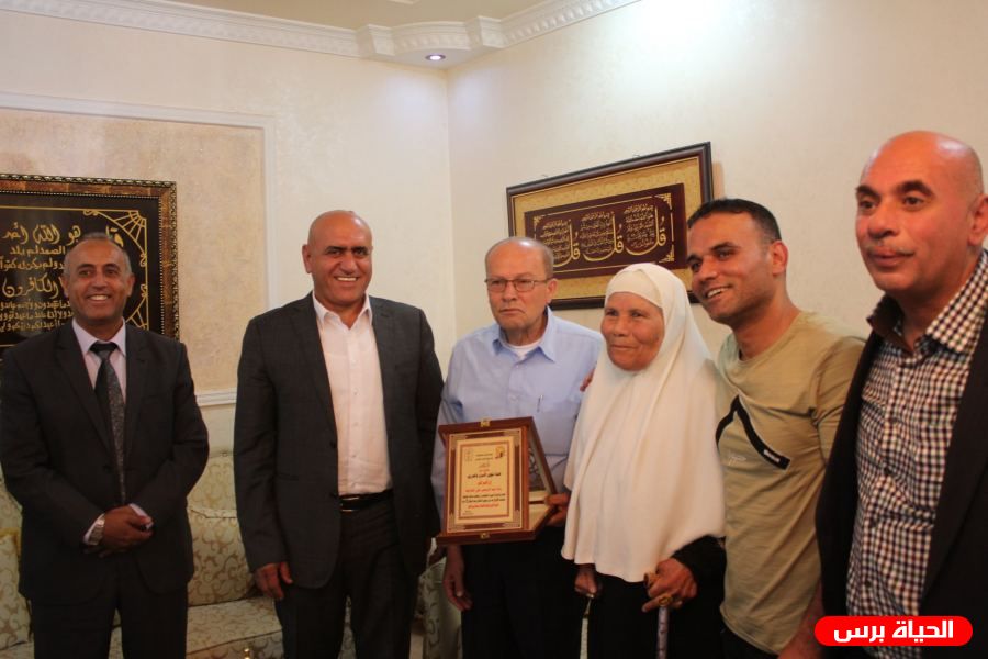 جنين: الرجوب وأبو بكر يكرمان الأسير المحرر رداد العارضة