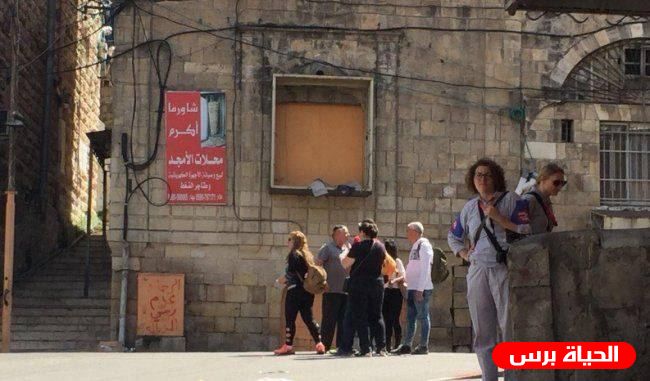 مستوطنون يعتدون على محطة للمحروقات وسط الخليل