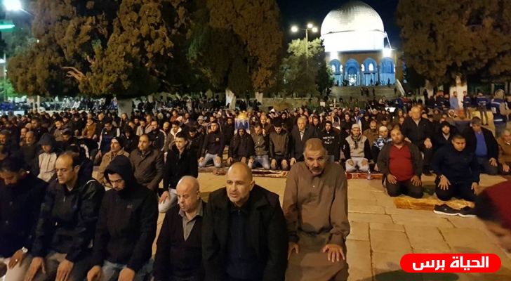 عشرات الآلاف يؤدون صلاتي العشاء و التراويح في رحاب المسجد الأقصى