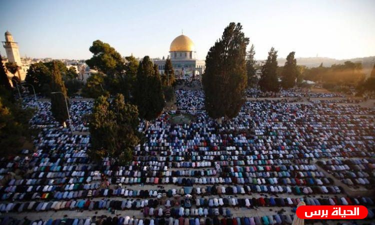 270 ألفاً يؤدون الجمعة اليتيمة في