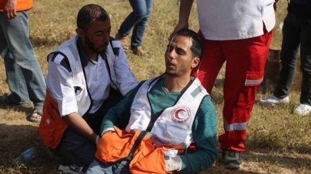 Un ambulancier blessé par balles de l’occupation alors qu’il présent l’aide aux blessés à Gaza