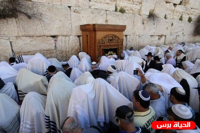 مستوطنات يؤدين صلوات تلمودية علنية أمام أحد أبواب الأقصى
