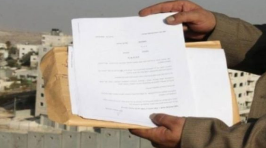 الاحتلال يسلم مواطنين في طولكرم وجنين إخطارات بوقف البناء والهدم
