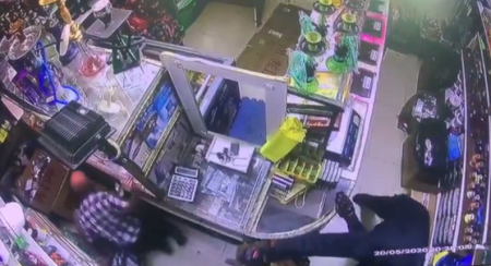 فيديو: مسلح يصيب مواطن وطفله في مخيم شعفاط