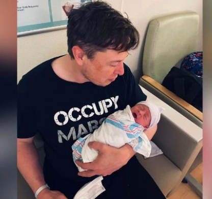 Grimes .. Elon Musk y Grimes cambian el nombre de su hijo X Æ A-12