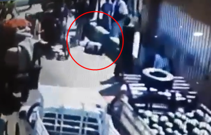 شاهد .. لحظة قتل مجنون لابنه وسيدة ورجل في الشارع