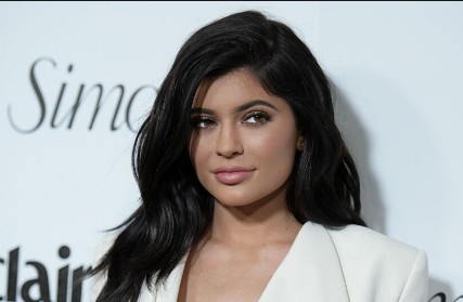 KylieJenner .. كايلي جينر ترد على سحب لقب " أصغر مليارديرة "