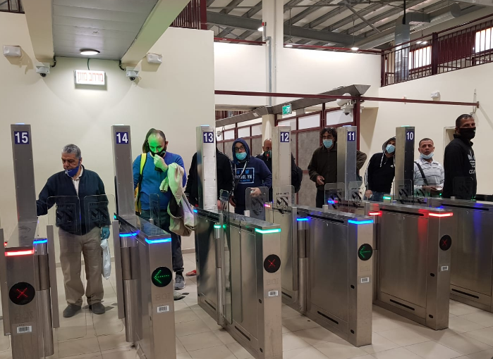 الاحتلال يفتح الحواجز في الضفة الغربية ويسمح بدخول آلاف العمال