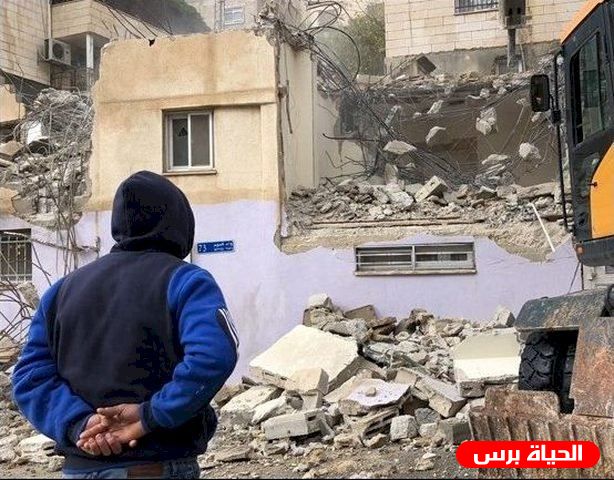 الاحتلال يهدم غرفة ويستولي على كرفان في الخليل