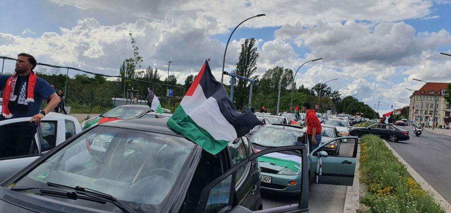 مظاهرة جماهيرية بموكب سيارات تجوب شوارع العاصمة برلين تحت شعار (أوقفوا العدوان الإسرائيلى على غزة)