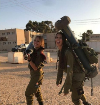 مجندة إسرائيلية تصور زميلاتها عاريات داخل موقع عسكري