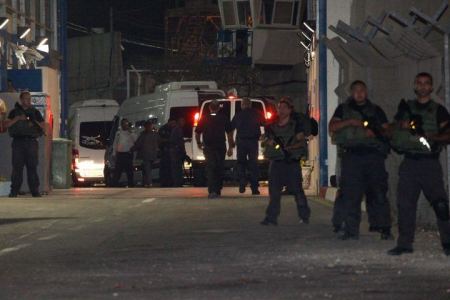الاحتلال يعتقل المواطنة أمينة زكارنة من قباطية أثناء زيارتها الأسير في سجن مجدو