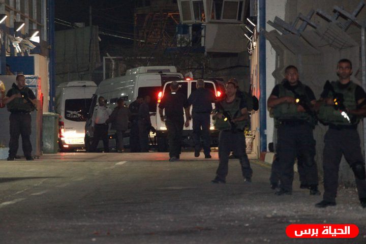 الاحتلال يعتقل المواطنة أمينة زكارنة من قباطية أثناء زيارتها الأسير في سجن مجدو